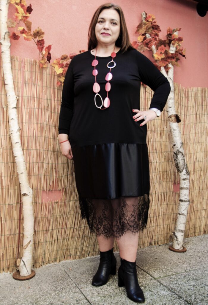 Tamara in posa per fotografie riguardanti la campagna pubblicitaria di Annys Veste Morbide Forme, Rovereto, TN