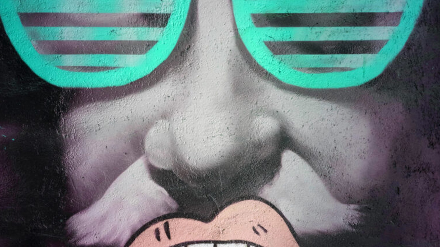 Immagine creativa uomo con occhiali a righe verdi